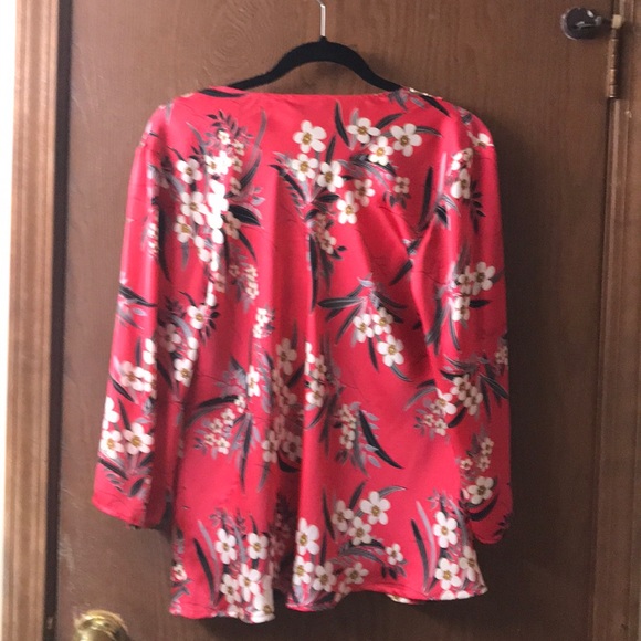 Polyester flowered top - Picture 3 of 4